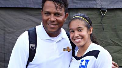 Elexa Bahr junto a Carlos Pavón.