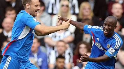 Sone Aluko (der) celebra el gol del triunfo dle Hull City con Nick Proschwitz.
