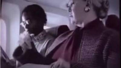 Algunos indican que este acontecimiento racista en realidad sucedió en un vuelo de KLM que iba a Georgetown, Sudáfrica, en la década de los 80. Foto YouTube