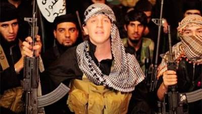 El joven australiano le dijo a su madre que se iba a pescar y la siguiente vez que lo volvió a ver fue en un video del Estado Islámico, amenazando a EUA, Australia e Inglaterra.