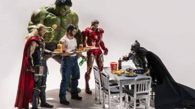 Los superhéroes acompañan al solitario Batman en su hora de cena.