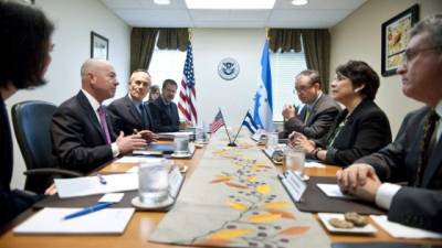 Funcionarios del Departamento de Estado de EUA al recibir la petición de ampliación del TPS de Honduras.