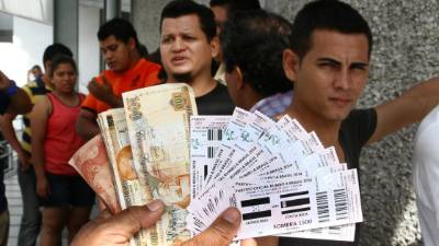 Los aficionados haciendo fila para comprar sus boletos.