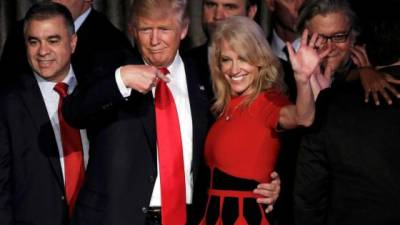 El presidente electo de Estados Unidos, Donald Trump y su director de campaña, Kellyanne Conway.