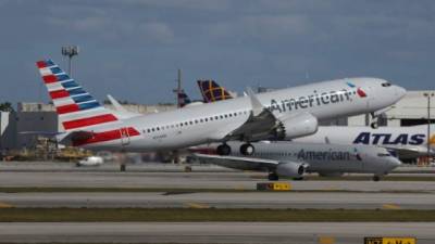 Momento en el que el 737 MAX de Amrican Airlines despega del aeropuerto de Miami.