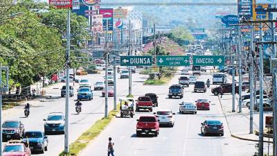 Tráfico. Debido a la alta carga vehicular que recibe la ciudad han hecho ampliaciones de bulevares.