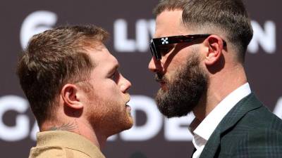 Canelo Álvarez y Caleb Plant protagonizan un candente cara a cara hasta llegar a los golpes