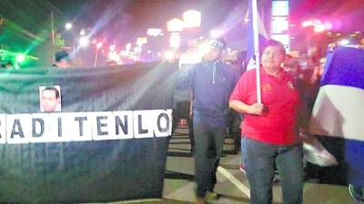 Indignados salieron anoche a las calles.