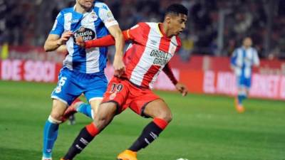 El delantero hondureño del Girona, Antony 'Choco' Lozano, se lleva el balón ante el acoso del centrocampista el Deportivo La Coruña, Pedro Mosquera. Foto EFE