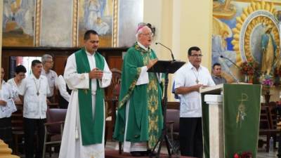 El obispo Ángel Garachana y el párroco Glenis Mejía al oficiar la misa.