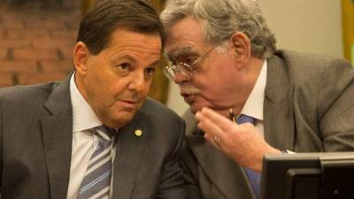 El diputado brasileño Sergio Zveiter (i) y el abogado del Presidente de Brasil, Michel Temer, Mariz de Oliveira (d), conversan durante una audiencia de la comisión parlamentaria que investiga al presidente Michel Temer hoy, lunes 10 de julio de 2017, en Brasilia (Brasil). EFE