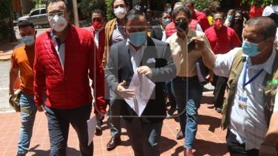 Luis Zelaya junto a Darío Banegas llegaron este lunes al CNE para presentar, según ellos, actas adulteradas.