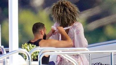 Karim Benzema fue captado hace unos días de forma cariñosa con una bella modelo y medios internacional señalan que es la nueva conquista del atacante francés del Real Madrid.