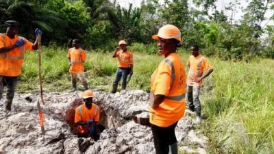 La exmodelo Tiguidanke Camara busca oro y diamantes junto a sus empleados en una mina de Guingouine. AFP.