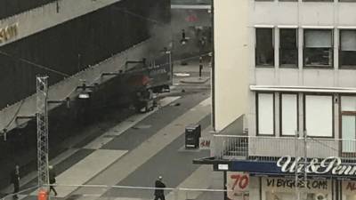 Un camión atropelló a varias personas y que se ha estrellado contra una tienda de la calle comercial de Drottninggatan en el centro de Estocolmo.