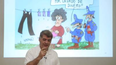 César Castellanos, director de la Unidad de Inteligencia Financiera de la CNBS, en el taller. Foto: Yoseph Amaya