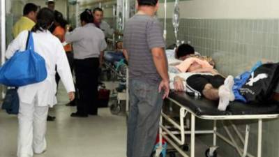 Un paciente recibe atención médica.