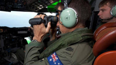 Fotografía facilitada hoy, martes 18 de marzo de 2014 que muestra a un piloto durante la operación de búsqueda del avión desaparecido de Malaysia Airlines en Australia.
