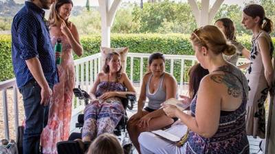 Davis junto a sus amigos en su fiesta de despedida de la vida. Foto: Nierls Alpert, Facebook.