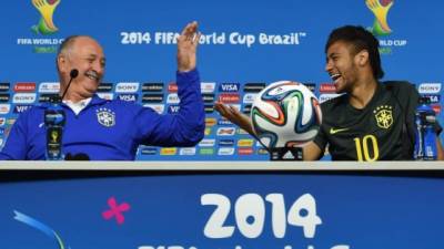 Luiz Felipe Scolari y Neymar en conferencia de prensa.