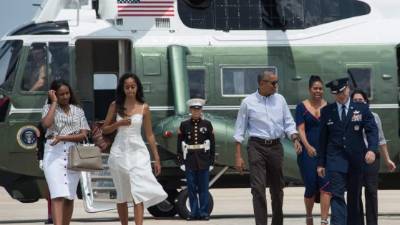 Sasha se unió a su familia tras trabajar varios días como mesera en un restaurante.