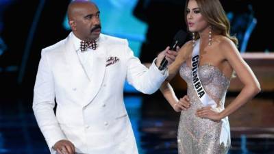 El polémico presentador de Miss Universo 2015, Steve Harvey, y la Miss Colombia, Ariadna Gutiérrez.