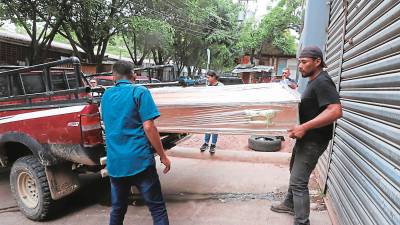 <b><span class=mln_uppercase_mln>morgue.</span></b> Los familiares reclamaron el cuerpo de Digna Salinas.