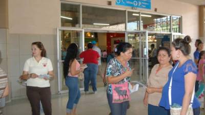 Personal de la Oficina de la Mujer repartió volantes con información a decenas de mujeres en la central de buses.