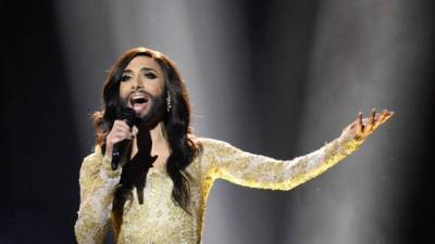 Conchita Wurst celebra el triunfo en el Festival de Eurovisión.