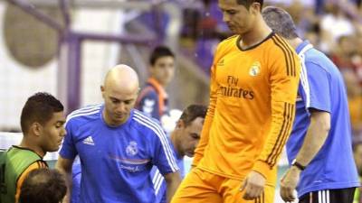 Cristiano Ronaldo al momento de salir del partido por lesión.
