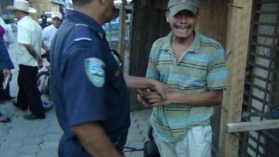 El hombre fue capturado infraganti cuando habría el candado de un puesto de mercadería en el mercado de Nacaome, Valle.