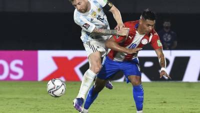 Lionel Messi no pudo destacar debido a la gran marca de la zaga defensiva de Paraguay.