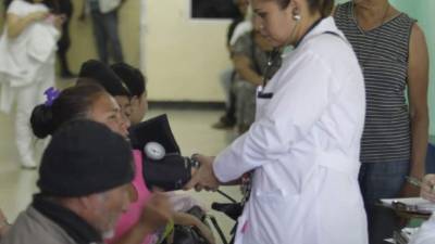Las autoridades buscan evitar que los hospitales se vean abrumados por un gran número de pacientes.