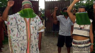 Pobladores de la región de Madre de Dios, usando las mascarillas, protestan por la falta de ayuda del gobierno para enfrentar la epidemia.