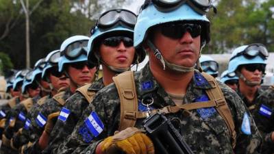 Soldados de la Fuerzas Armadas de Honduras de un contingente de la Unidad de Operaciones de Mantenimiento de Paz que participara en la Misión de Naciones Unidas en Haití (MINUSTAH) en el Segundo Batallón de Infantería Aerotransportado (Táctico) en la Aldea de Tamara Francisco Morazán al Norte de Tegucigalpa. EFE/Archivo.