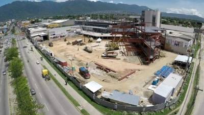 El avance de la construcción de la nueva fachada del centro comercial en el sureste de la ciudad permitirá un mayor modernismo y generación de empleo.