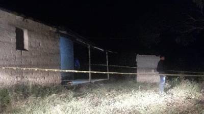 Policías acordonaron la escena del crimen para recabar indicios de cómo sucedió el hecho violento en el barrio El Cerrito, Concepción, Copán.