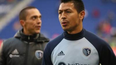 KANSAS CITY, KS - MAY 27: Sporting Kansas City midfielder Roger Espinoza (17) in the second half of an MLS match between the Columbus Crew SC and Sporting Kansas City on May 27, 2018 at Children's Mercy Park in Kansas City, KS. The match ended in a 0-0 draw. (Photo by Scott Winters/Icon Sportswire via Getty Images)