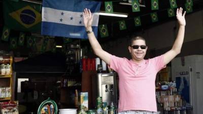 Un hombre sale de un almacén adornado con banderas de Brasil y Honduras hoy, lunes 9 de junio de 2014, en la ciudad de Porto Feliz (Brasil). La selección de Honduras tiene en Puerto Feliz su lugar de concentración y realizará sus entrenamientos en el centro Deportivo Brasil, durante la primera fase del Mundial de Fútbol Brasil 2014 que comenzará el próximo día 12 de junio. EFE