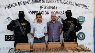 Los detenidos fueron presentados junto con parte de las evidencias que les fueron decomisadas.