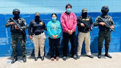 Ayline Jemina Cruz Ortiz supuesta cabecilla de la red de estafa internacional y exempleada de un banco y su pareja Félix Josué Durón fueron detenidos en La Ceiba.