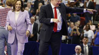 Kamala Harris junto a su compañero de fórmula Tim Walz en un evento de campaña en Las Vegas.
