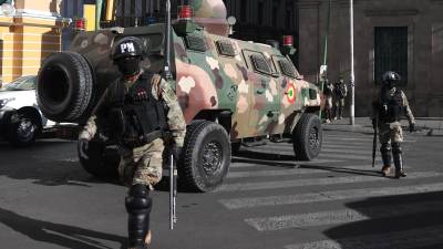 Fotografía de un tanque militar frente a la sede del Gobierno de Bolivia.