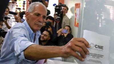 El candidato a la Presidencia de Honduras por el Partido Nacional, Nasry Asfura, deposita su voto en una urna el domingo, 30 de noviembre en Tegucigalpa