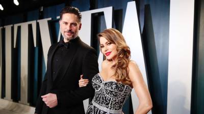 La actriz de ‘Modern Family’, de 51 años de edad, se casó con Joe, de 46 años, en una lujosa ceremonia repleta de estrellas en Palm Beach en noviembre de 2015 frente a 400 invitados.