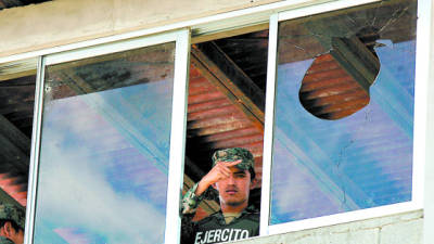 Dos ventanales de uno de los torreones de la Penitenciaría Nacional resultaron con perforaciones de bala.