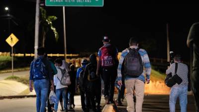 Un grupo de personas que componen una nueva caravana migrante con rumbo a la frontera de Corinto, en San Pedro Sula.