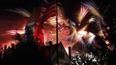 Los estadounidenses se preparan para celebrar este 4 de Julio, el primero de la presidencia de Donald Trump, con los tradicionales fuegos artificiales que esta noche iluminarán los cielos de una de las naciones más poderosas del mundo para festejar su Independencia.