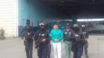 Sergio Mejía, fuertemente custodiado, al momento de ser llevado a la avioneta.