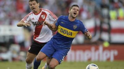 Boca Juniors' Dario Benedetto (C) is marked by River Plate's Enzo Perez (L) and Ignacio Fernandez during the first leg match of their all-Argentine Copa Libertadores final, at La Bombonera stadium in Buenos Aires, on November 11, 2018. (Photo by Eitan ABRAMOVICH / AFP)